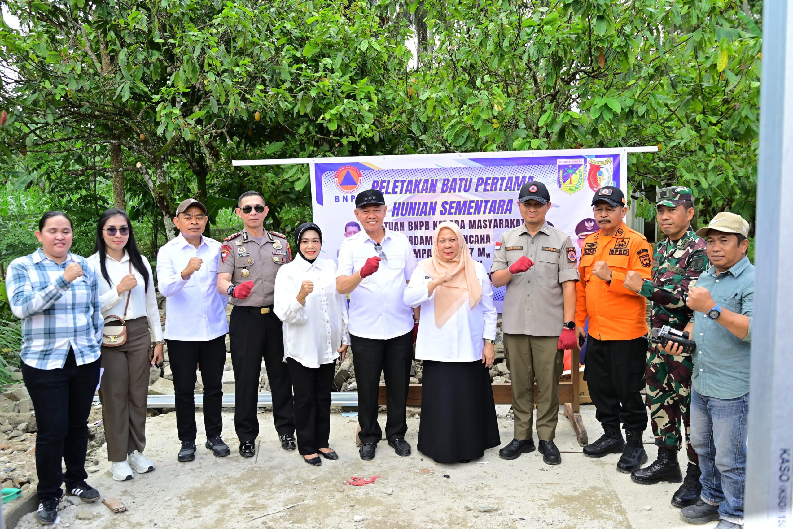 Wakil Gubernur Sulawesi Tengah Reny A. Lamadjido memimpin peletakan batu pertama pembangunan Hunian Sementara (Huntara) bagi warga terdampak gempa bumi berkekuatan magnitudo 6,7 di Desa Kamarora, Kecamatan Nokilalaki, Kabupaten Sigi, Rabu (24/6/2026) | Foto: Ist